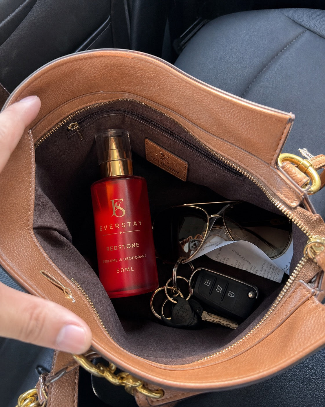 Bright-red EVERSTAY Redstone bottle ready to carry in an everyday handbag